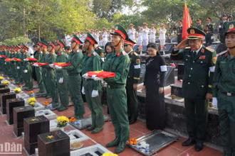 Truy điệu, an táng 17 hài cốt liệt sĩ tại nghĩa trang liệt sĩ tỉnh Bình Phước.