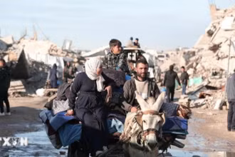 Người dân Palestine sơ tán tránh xung đột tại Gaza. (Ảnh: THX/TTXVN)