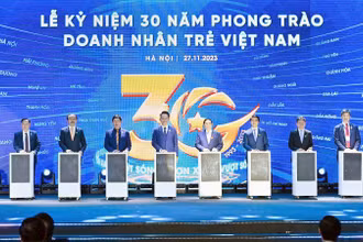 Thủ tướng Phạm Minh Chính (thứ 5 từ phải qua) cùng đại diện Hội Doanh nhân trẻ Việt Nam và các đơn vị liên quan tại Lễ kỷ niệm 30 năm phong trào Doanh nhân trẻ Việt Nam.