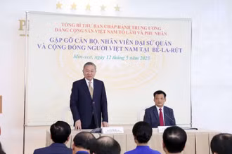 Tổng Bí thư Tô Lâm nói chuyện thân mật với cán bộ, nhân viên Đại sứ quán và đại diện cộng đồng người Việt tại Belarus. (Ảnh: Thống Nhất/TTXVN)