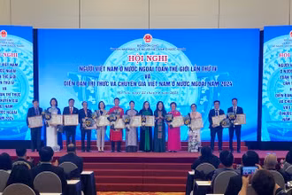 Các tập thể, cá nhân được tặng thưởng vì có đóng góp quan trọng trong công tác người Việt Nam ở nước ngoài.