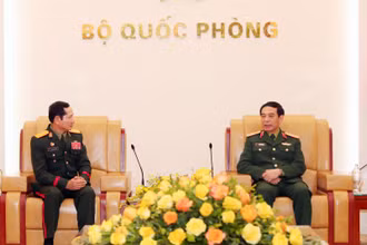 Đại tướng Phan Văn Giang, Ủy viên Bộ Chính trị, Phó Bí thư Quân ủy Trung ương, Bộ trưởng Quốc phòng tiếp Trung tướng Saichay Kommasith, Thứ trưởng Quốc phòng, Tổng Tham mưu trưởng Quân đội nhân dân Lào.