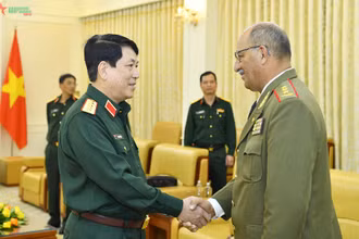 Đại tướng Lương Cường chào mừng Thượng tướng Roberto Legrá Sotolongo sang thăm chính thức Việt Nam. (Ảnh: Báo Quân đội nhân dân)