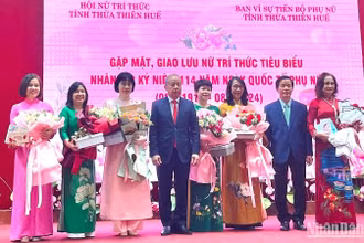 Lãnh đạo Thường trực Tỉnh ủy và Ủy ban nhân dân tặng hoa cho các nữ trí thức tiêu biểu