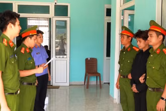Công an huyện Phú Lộc (tỉnh Thừa Thiên Huế) thực hiện lệnh giữ người trong trường hợp khẩn cấp.