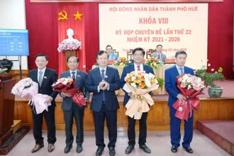 Bí thư Thành ủy Huế Lê Trường Lưu tặng hoa chúc mừng đồng chí Nguyễn Chí Tài vừa bầu bổ sung Phó Chủ tịch Ủy ban nhân dân thành phố (thứ 2 từ bên phải) và các đồng chí vừa chuyển công tác. (ảnh: Ng.Hiếu)