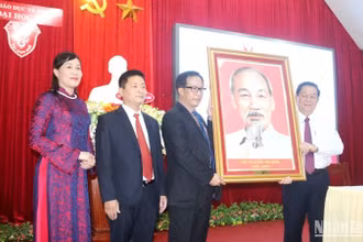 Trưởng ban Tuyên giáo Trung ương Nguyễn Trọng Nghĩa tặng bức ảnh chân dung Chủ tịch Hồ Chí Minh cho Đại học Huế.