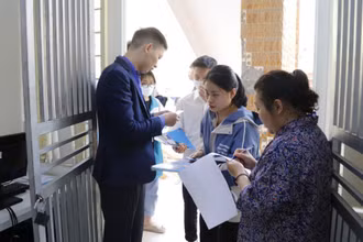 Thí sinh làm thủ tục dự thi đánh giá năng lực năm 2024 của Đại học Quốc gia Hà Nội. 