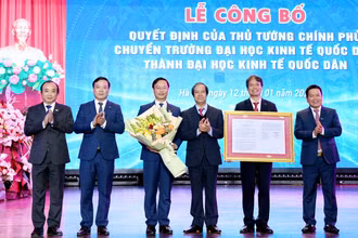Thừa ủy quyền của Thủ tướng Chính phủ, Bộ trưởng Giáo dục và Đào tạo Nguyễn Kim Sơn trao quyết định chuyển Trường đại học Kinh tế Quốc dân thành Đại học Kinh tế Quốc dân.