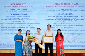 Trao giấy chứng nhận kiểm định chất lượng cho ngành Khoa học Quản lý.