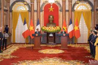 Chủ tịch nước Lương Cường và Tổng thống Pháp Emmanuel Macron gặp gỡ báo chí.