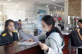 Người nộp thuế đến làm thủ tục thuế tại Cục Thuế Thành phố Hồ Chí Minh. (Ảnh: THẾ ANH)