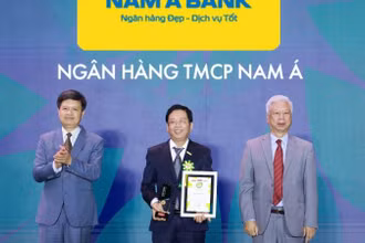 Đại diện Nam A Bank nhận giải thưởng tại chương trình.