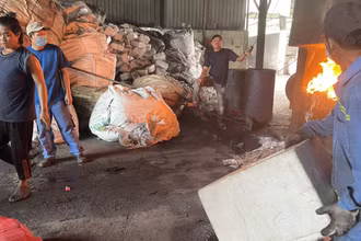 Hàng hóa vi phạm được đưa vào lò đốt tiêu huỷ tại Công ty Môi trường Đô thị Sài Gòn (huyện Vĩnh Cửu, tỉnh Đồng Nai)