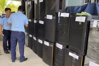 Lực lượng chức năng kiểm tra vỏ thùng loa không rõ nguồn gốc xuất xứ. Ảnh Cục Quản lý thị trường Thành phố Hồ Chí Minh.