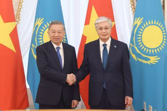 Tổng Bí thư Tô Lâm và Tổng thống Kazakhstan Kassym-Jomart Tokayev chụp ảnh chung trước hội đàm cấp Nhà nước. (Ảnh: Thống Nhất/TTXVN)