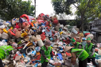 Công nhân đang phân loại rác thải nhựa phục vụ công tác tái chế tại một điểm tập kết ở Thủ đô Hà Nội. (Ảnh VIETCYCLE)