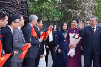 Tổng Bí thư Tô Lâm và Phu nhân đến thăm Đại sứ quán Việt Nam tại Kazakhstan. (Ảnh: Thống Nhất/TTXVN)