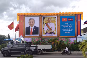 Ảnh chân dung Tổng Bí thư Tô Lâm và Quốc vương Preah Bat Samdech Preah Boromneath Norodom Sihamoni trên một đường phố ở Thủ đô Phnom Penh. (Ảnh NGUYỄN HIỆP) 