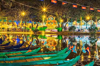 Thuyền tham gia lễ hội trên sông Siem Reap.