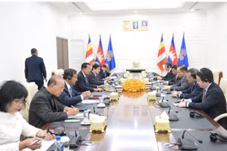 Chủ tịch Đảng Nhân dân Campuchia, Chủ tịch Thượng viện Samdech Techo Hun Sen tiếp đồng chí Lê Hoài Trung và các thành viên trong đoàn. 