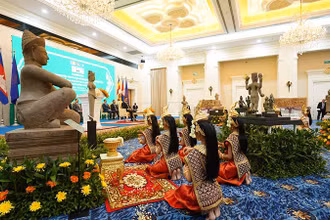Campuchia tiếp nhận 70 cổ vật được viện bảo tàng và các nhà sưu tập Mỹ trao trả. (Ảnh: Fresh News) 
