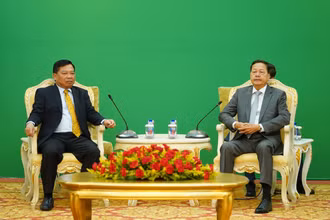 Đại sứ Nguyễn Huy Tăng chào Phó Thủ tướng Chính phủ Hoàng gia Campuchia Neth Savoeun tại Cung Hòa Bình, chiều 5/12