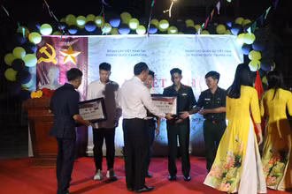 Đại diện Đại sứ quán, Cơ quan Tùy viên Quốc phòng Việt Nam tại Campuchia trao giải cho tập thể và cá nhân lưu học sinh có thành tích xuất sắc trong các hoạt động văn hóa, thể thao chào mừng những ngày lễ lớn của đất nước thời gian vừa qua. (Ảnh: NGUYỄN HIỆP)