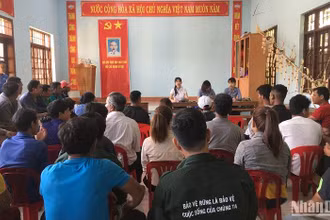 Khu bảo tồn thiên nhiên Nam Nung tổ chức chi trả tiền nhận khoán bảo vệ rừng cho người dân vùng đệm huyện Krông Nô, tỉnh Đắk Nông.