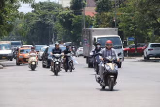 Những ngày qua, người dân thành phố Vinh, Nghệ An, phải chống chọi với đợt nắng nóng kỷ lục. (Ảnh: Thành Châu)
