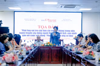 Tổng Biên tập Báo Phụ nữ Thủ đô Lê Quỳnh Trang phát biểu khai mạc Tọa đàm.