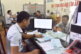 Giải quyết thủ tục hành chính cho người dân tại Bộ phận “một cửa” xã Hữu Hòa, huyện Thanh Trì (Hà Nội). Ảnh: Duy Linh. 