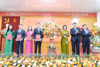 Các đồng chí lãnh đạo quận Thanh Xuân tặng hoa, chúc mừng Ban Chấp hành Đảng bộ, Ban Thường vụ Đảng ủy phường Thanh Xuân Bắc.