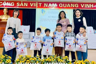 Các cô giáo trao thưởng cho các bé trong cuộc thi "Bé với sách, truyện".