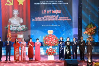 Phó Chủ tịch Ủy ban nhân dân thành phố Hà Nội Vũ Thu Hà đã trao Huân chương Lao động hạng Nhất tới tập thể lãnh đạo Trường Trung học phổ thông chuyên Hà Nội - Amsterdam.