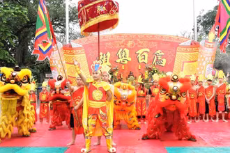 Các diễn viên biểu diễn màn sử thi về truyền thuyết Âu Cơ-Lạc Long Quân. (Ảnh: Ánh Ngọc)