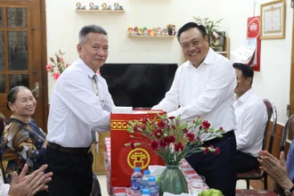 Chủ tịch Ủy ban nhân dân thành phố Hà Nội tặng quà đối tượng chính sách của thành phố. (Ảnh: PHONG ANH)