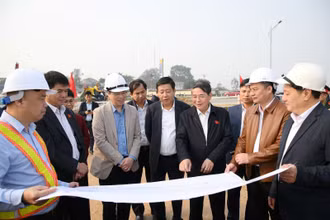 Phó Chủ tịch Quốc hội Nguyễn Đức Hải và Đoàn giám sát của Quốc hội kiểm tra thực tế Khu tái định cư tại xã tam Hưng, huyện Thanh Oai. Dự án có diện tích hơn 13.000m2, dự kiến hoàn thành vào ngày 25/3. Ảnh: Mai Hữu