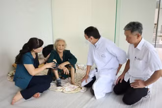 Cán bộ quận Tây Hồ thăm hỏi, chăm sóc sức khỏe người dân ngoài bãi sông di dời vào nơi an toàn.