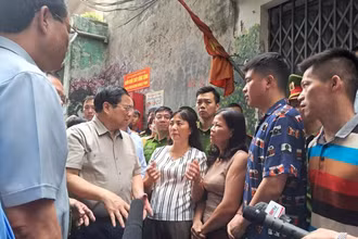 Thủ tướng Phạm Minh Chính trực tiếp tới thị sát hiện trường vụ cháy chung cư xảy ra trên địa bàn phường Khương Đình, quận Thanh Xuân, Hà Nội. (Ảnh: HỒNG PHONG)