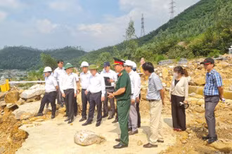 Lãnh đạo Đà Nẵng kiểm tra chỉ đạo việc khắc phục sự cố sạt lở.