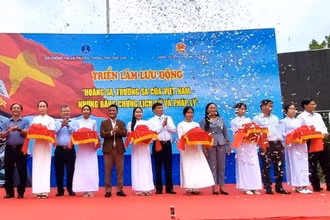 Lãnh đạo Sở Thông tin và Truyền thông tỉnh Đắk Lắk, Sở Văn hoá, Thể thao và Du lịch, Ủy ban nhân dân huyện Krông Bông cắt băng khai mạc Triển lãm.