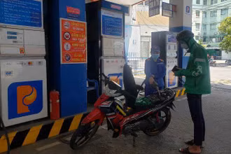 Các cửa hàng xăng dầu bảo đảm cung ứng cho người dân. (Ảnh chụp Cửa hàng xăng dầu Petrolimex 8, Đống Đa-Quang Trung, Đà Nẵng, trưa 15/9) 