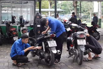 Đội SOS kiểm tra xe của sinh viên mang đến.