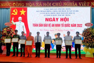 Tặng thưởng các cá nhân đạt thành tích xuất sắc phong trào toàn dân bảo vệ an ninh Tổ quốc của tỉnh Sóc Trăng.