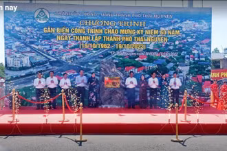 Các đại biểu thực hiện nghi thức gắn biển đường Việt Bắc giai đoạn 2 - 1 trong 2 công trình chào mừng 60 năm thành lập thành phố Thái Nguyên. 