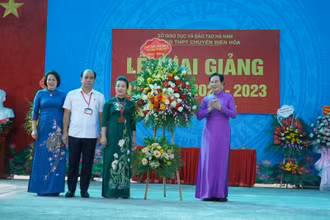Đồng chí Bí thư tỉnh ủy Hà Nam tặng hoa tại lễ khai giảng trường THPT chuyên Biên Hòa.