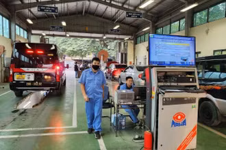 Kiểm định phương tiện tại một trung tâm đăng kiểm ở Hà Nội.