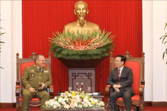 Thường trực Ban Bí thư Võ Văn Thưởng tiếp Chủ nhiệm Chính trị các lực lượng vũ trang cách mạng Cuba Víctor Rojo Ramos. (Ảnh: TTXVN)