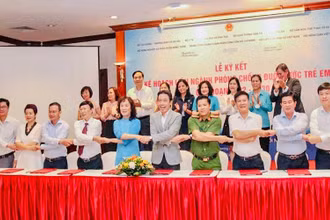 Các bộ, ngành, đoàn thể thể hiện sự cam kết tại Lễ ký kết Kế hoạch liên ngành phòng, chống đuối nước trẻ em giai đoạn 2022-2030.